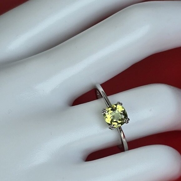 925 Sterling Silver Ring SZ 8.5 with Natural Peridot Gemstone - Picture 3 of 10